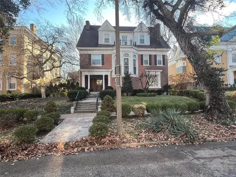 4352 Westminster Pl, Saint Louis, MO 63108
