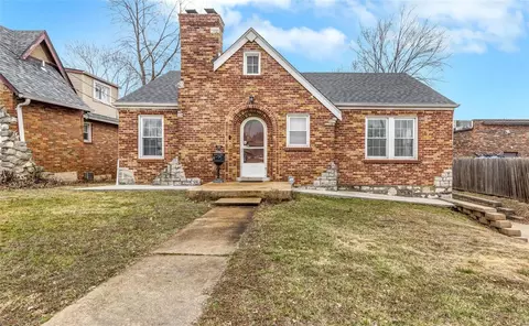 6202 Heege Rd, Saint Louis, MO 63123