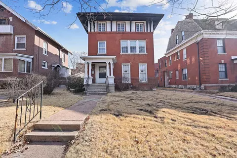8 Beverly Pl, Saint Louis, MO 63112