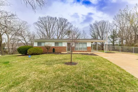 9401 La Jolla Dr, Saint Louis, MO 63132