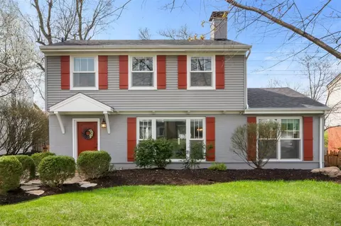 8574 Colonial Ln, Ladue, MO 63124