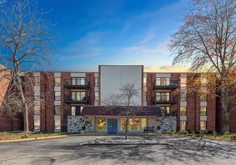 578 Sarah Ln #103, Creve Coeur, MO 63141