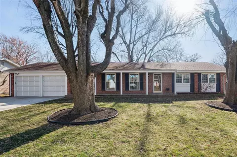 764 Aramis Dr, Creve Coeur, MO 63141