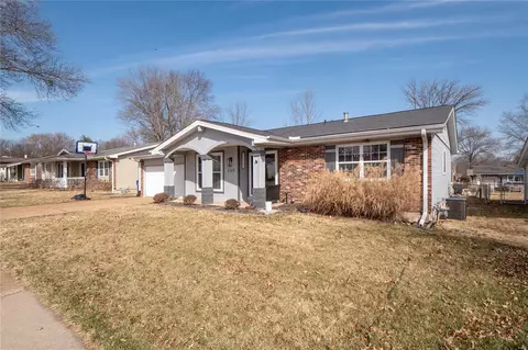 569 Lemonwood Dr, Ballwin, MO 63021 photo 2