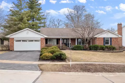 2116 Trailcrest Dr, Saint Louis, MO 63122