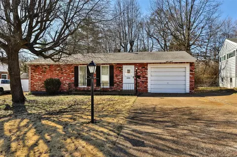 8013 Pilgrim Dr, Saint Louis, MO 63123