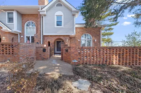 5 Country Club Ter, Kirkwood, MO 63122