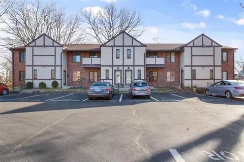 328 Barrington Square Ests #A, Kirkwood, MO 63122