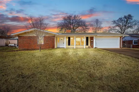 9243 Eddie And Park Rd, Crestwood, MO 63126