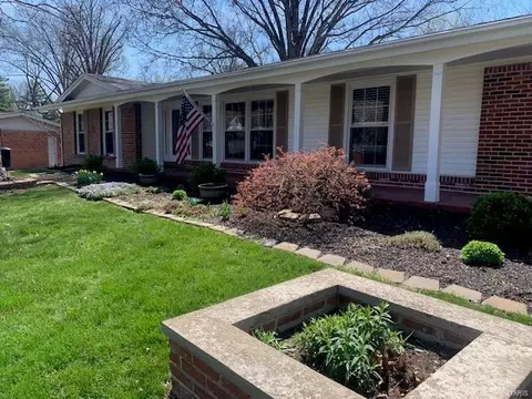 323 Meadowbrook Dr, Ballwin, MO 63011