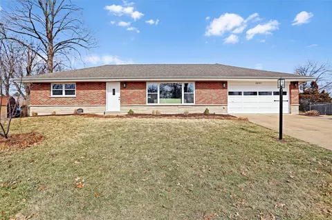 8830 Green Crest Ln, Saint Louis, MO 63126
