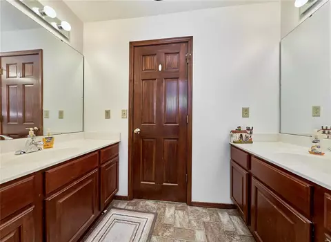 Bath - 1212 Arbor Trails Ct, Ballwin, MO 63021 photo 3 of 5
