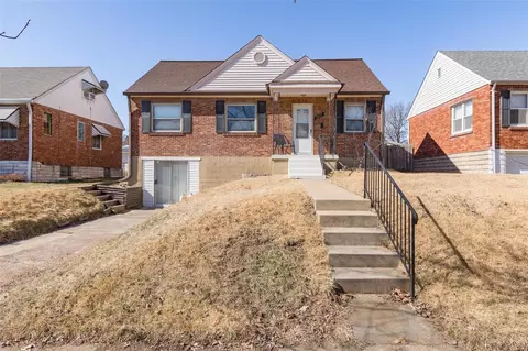 8635 Charlton Ln, Saint Louis, MO 63123