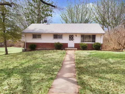 131 Shirley Ln, Ballwin, MO 63011