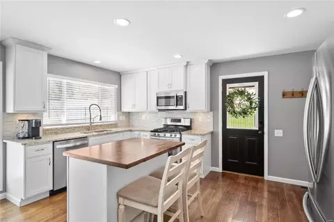 Kitchen - 837 Woodruff Dr, Ballwin, MO 63011 photo 6 of 9