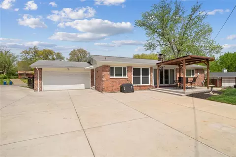 Exterior - 837 Woodruff Dr, Ballwin, MO 63011 photo 5 of 10