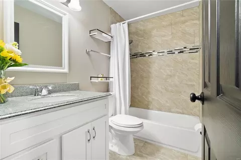 Bath - 837 Woodruff Dr, Ballwin, MO 63011 photo 3 of 3