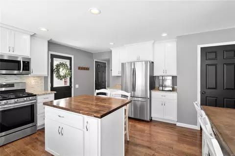 Kitchen - 837 Woodruff Dr, Ballwin, MO 63011 photo 5 of 9