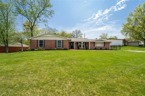837 Woodruff Dr, Ballwin, MO 63011