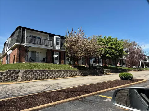 1715 Mayenne Ct #E, Saint Louis, MO 63125