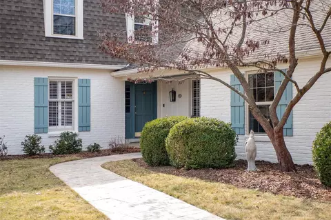 403 Hammersmith Rd, Creve Coeur, MO 63141