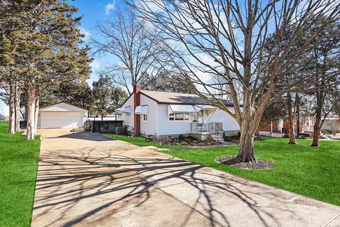 4849 Oakbrier Dr, Saint Louis, MO 63128