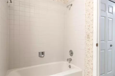 Bath - 200 Ambridge Ct #203, Chesterfield, MO 63017 photo 5 of 5