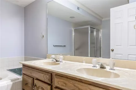 Bath - 200 Ambridge Ct #203, Chesterfield, MO 63017 photo 1 of 5