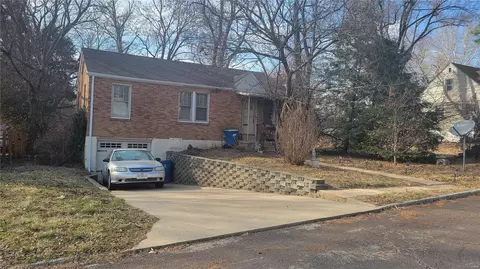 1945 Korando Ave, Overland, MO 63114