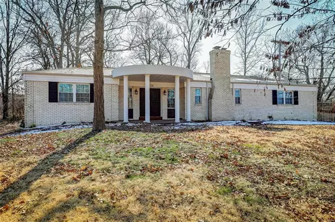 4310 Ozarkglen Dr, Saint Louis, MO 63128