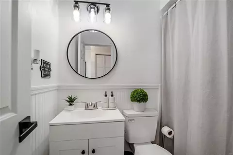 Bath - 700 Rockhurst Dr, Manchester, MO 63021 photo 2 of 3