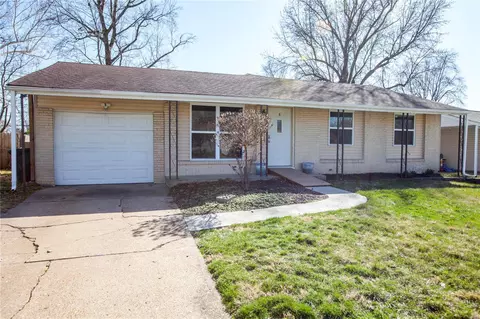 12056 Charleston Dr, Maryland Heights, MO 63043