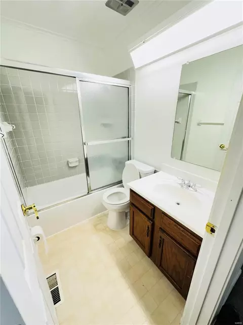 Bath - 131 Carmel Woods Dr, Ellisville, MO 63021 photo 2 of 2