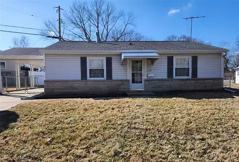 37 Mercury Dr, Florissant, MO 63031