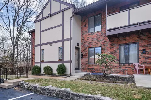 328 Barrington Sq #B, Saint Louis, MO 63122