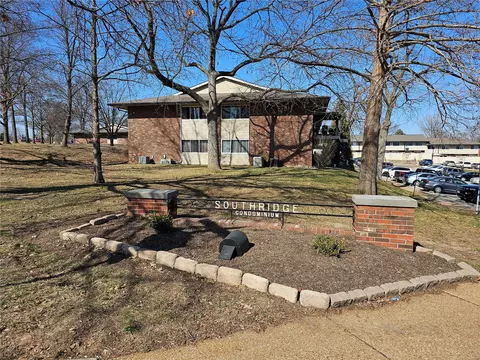9015 Villaridge Ct #E, Saint Louis, MO 63123