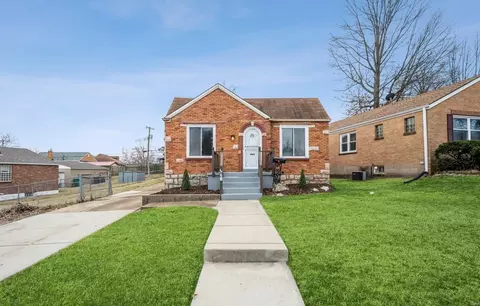 540 Kingston Dr, Saint Louis, MO 63125