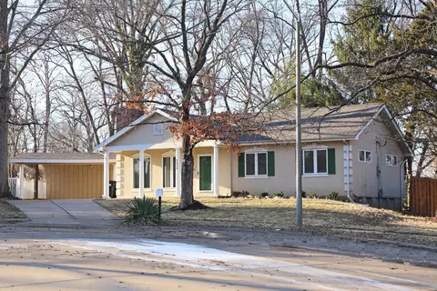 1025 Janis Lynn Ct, Kirkwood, MO 63122