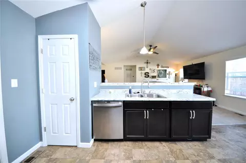 Kitchen - 505 Wabash Pl, O'fallon, MO 63366 photo 5 of 7