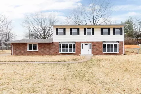 6923 Birdie Ln, Saint Louis, MO 63129