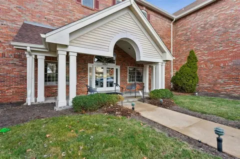 567 Sarah Ln #201, Creve Coeur, MO 63141
