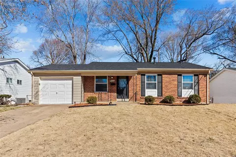 2355 Hawthorne Manor Dr, Florissant, MO 63031