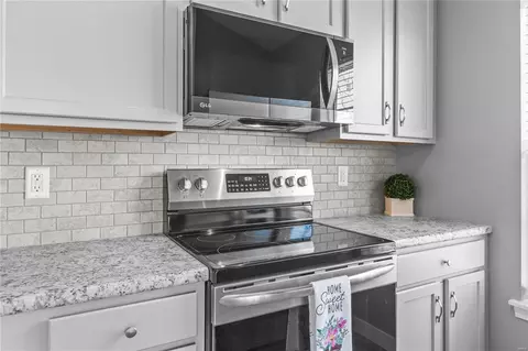 Kitchen - 4300 Spring Creek Ln, O'fallon, MO 63368 photo 3 of 5