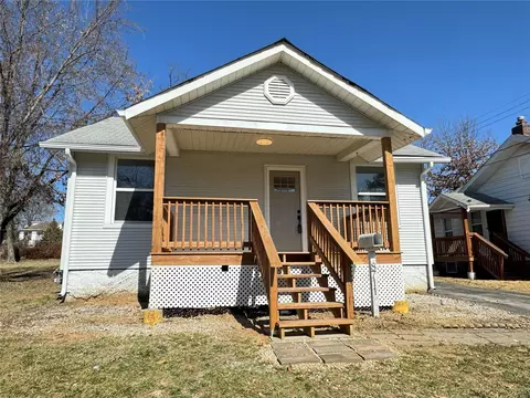 8711 Crocus Ln, Saint Louis, MO 63114