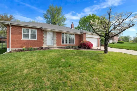 10629 Larkspur Dr, Saint Louis, MO 63123