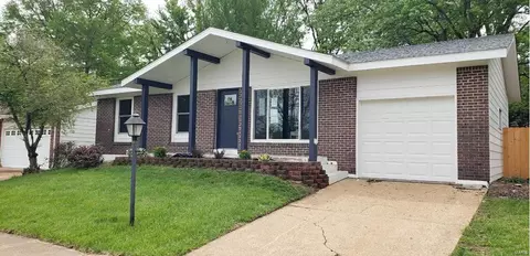 1332 Fenton Hills Rd, Fenton, MO 63026