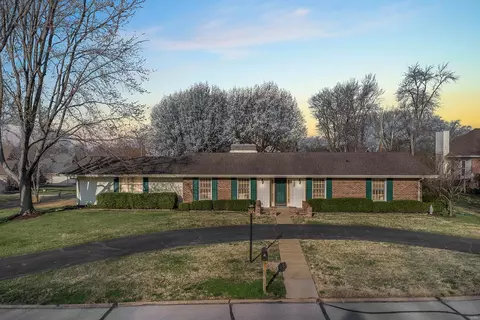 1401 Breezeridge Dr, Des Peres, MO 63131