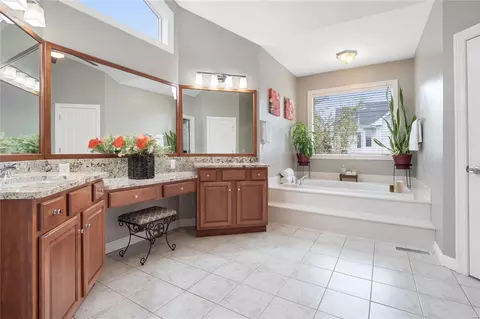 Bath - 1500 Dietrich Ridge Dr, Ballwin, MO 63021 photo 3 of 9