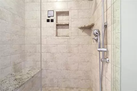 Bath - 1500 Dietrich Ridge Dr, Ballwin, MO 63021 photo 5 of 9