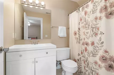 Bath - 1500 Dietrich Ridge Dr, Ballwin, MO 63021 photo 6 of 9
